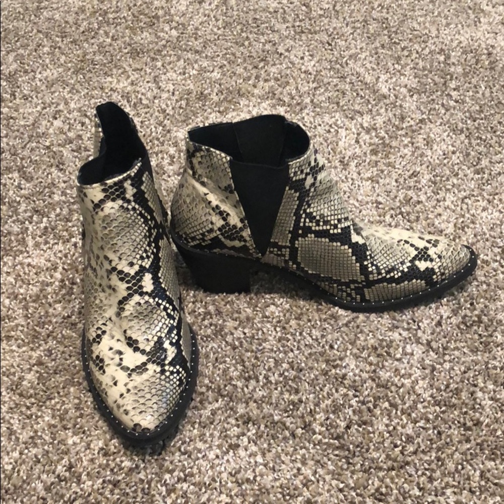 Universal Thread Snakeskin Booties